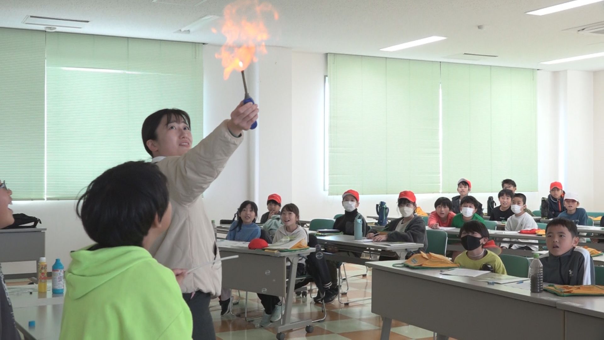 有田小児童 生ごみから電気ができる「しくみ」を学ぶ