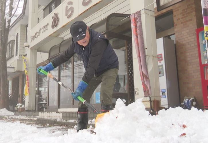 今季一番の冷え込み 関山で降雪10センチ