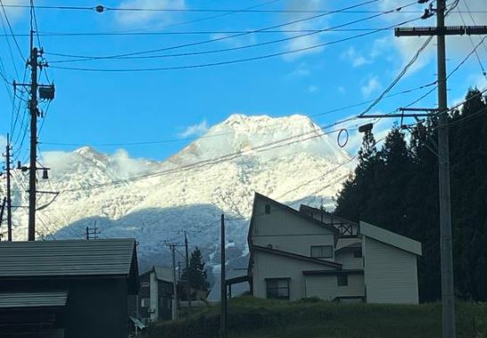 妙高山で初冠雪 過去5年で最も遅い降雪