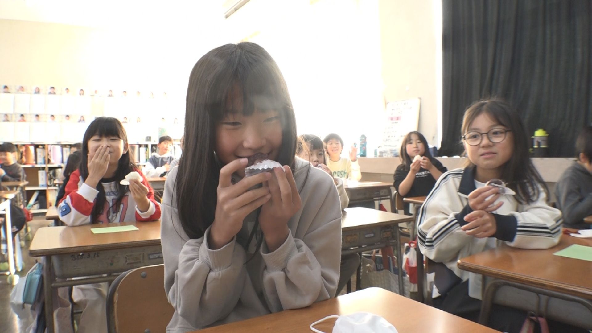 7割の児童が「川渡餅」を知らない？ 春日小3年生が試食
