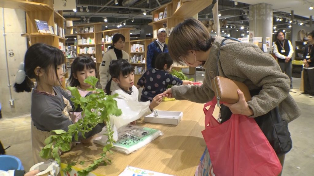 241211_安塚小の児童 ダイコン販売
