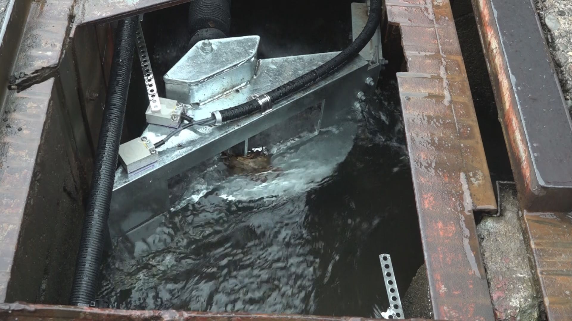 妙高市「流雪溝」水路の自動切り替え装置増設