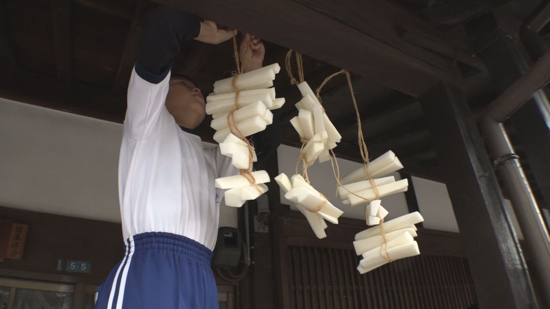 雁木通りにダイコン干し 大町小児童が体験