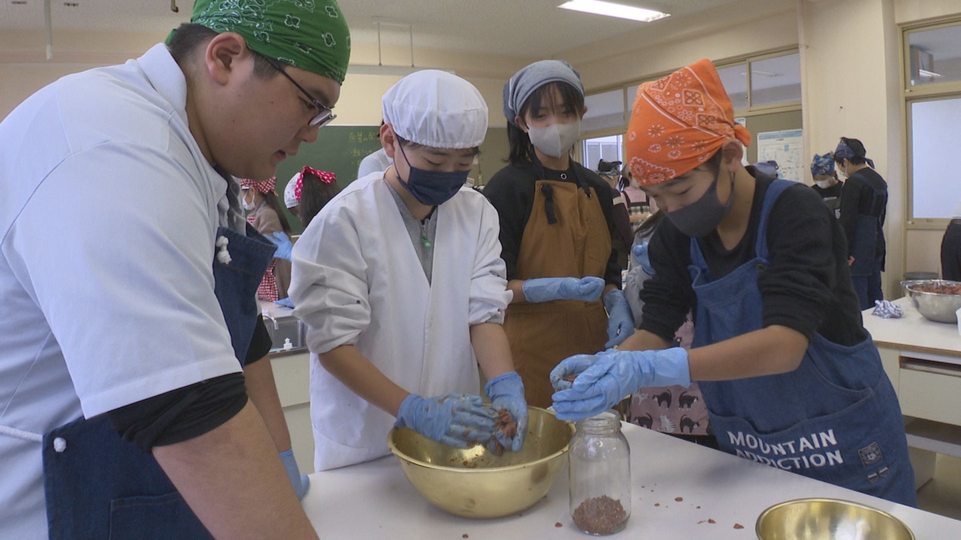 上越の発酵文化学ぶ 八千浦小5年生が「魚醤づくり」に挑戦！