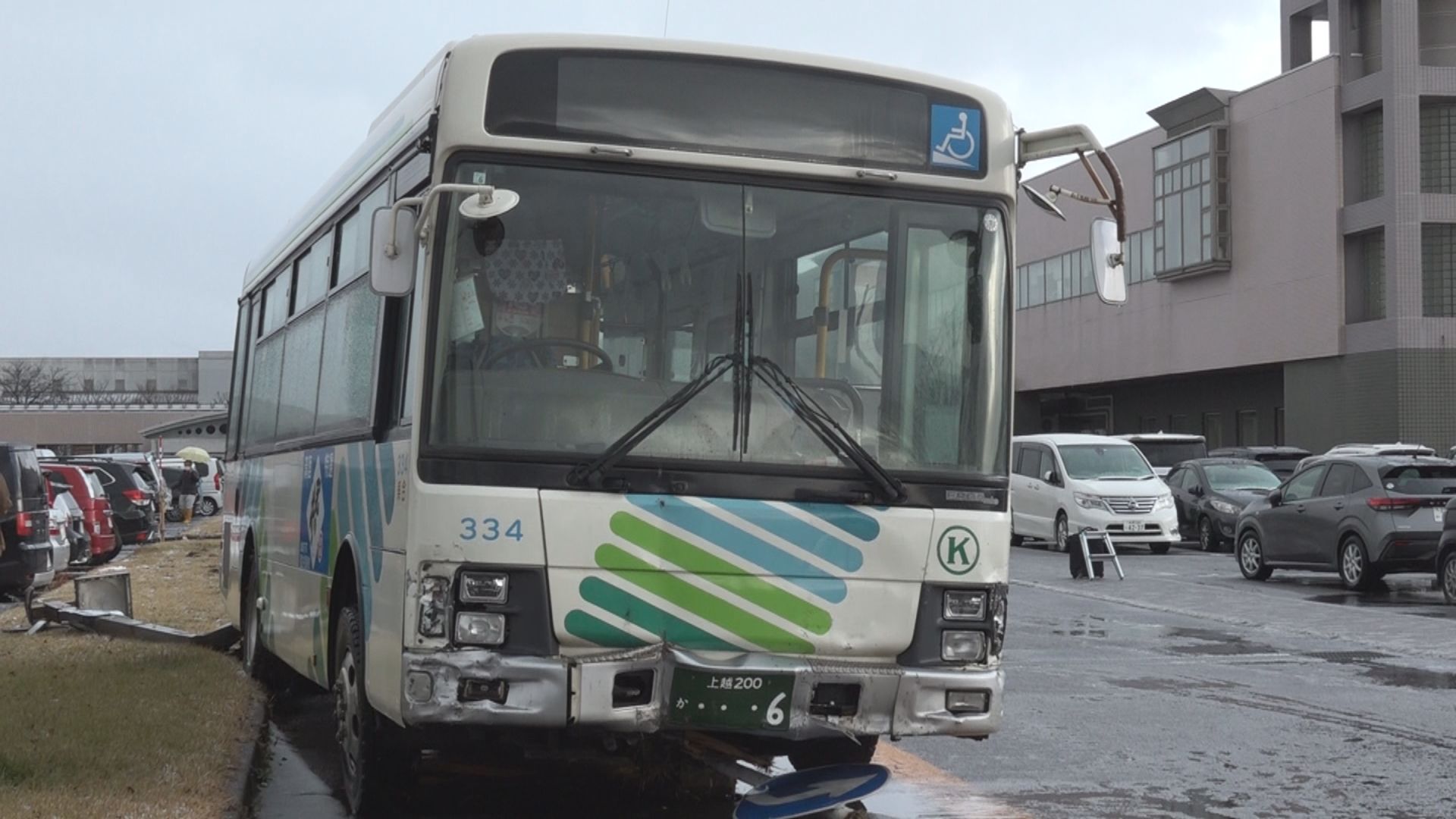 中央病院駐車場で路線バスが乗用車13台に衝突する事故 運転手が病院に搬送
