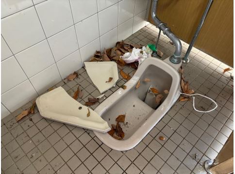 大池いこいの森 男子トイレ 便器ロータンクの蓋が壊される被害