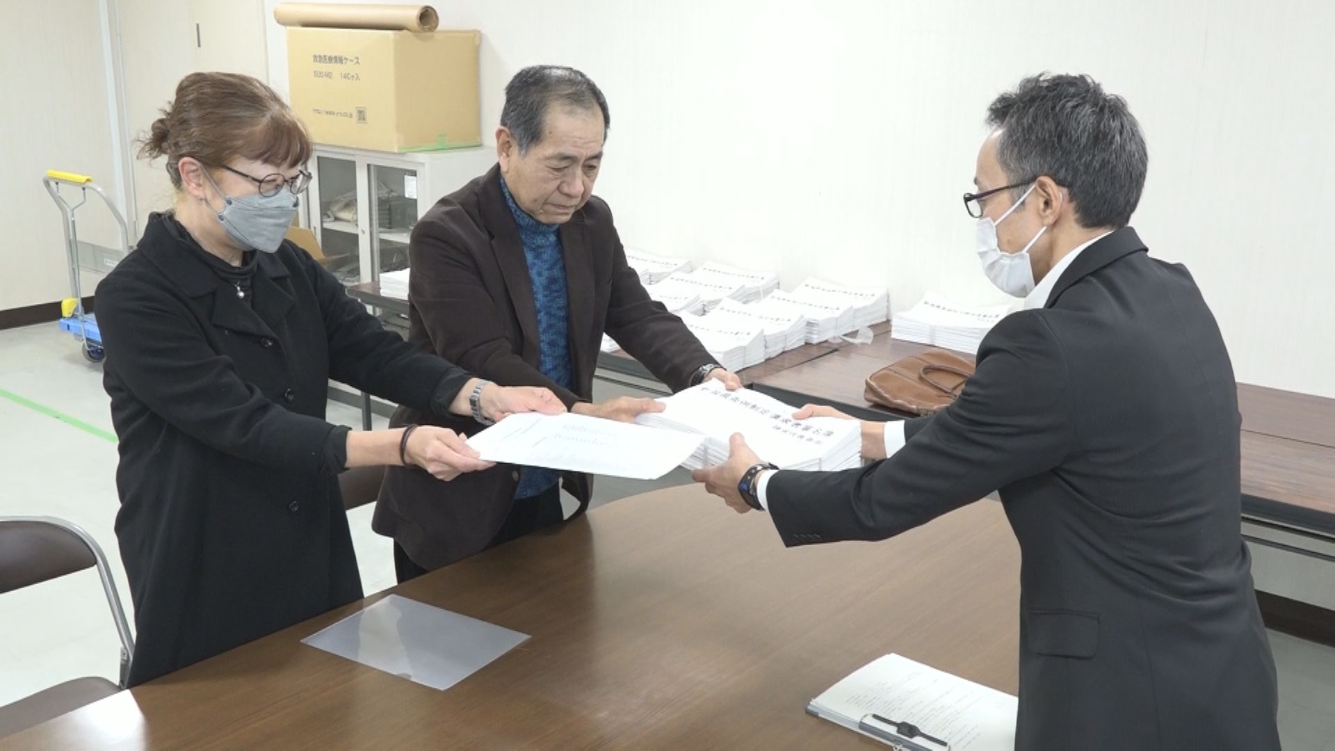 原発再稼働の是非を県民投票で 1万4738人分署名を上越市選管に提出