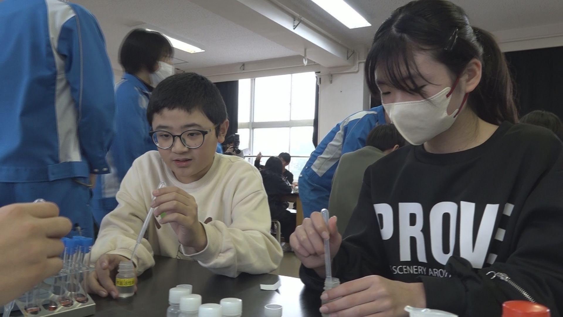 化学実験は楽しい！八千浦小児童がハンドソープづくり