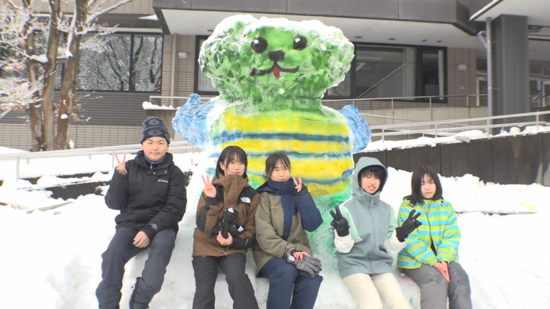東頸中学校の生徒 「灯の回廊」雪像などつくる