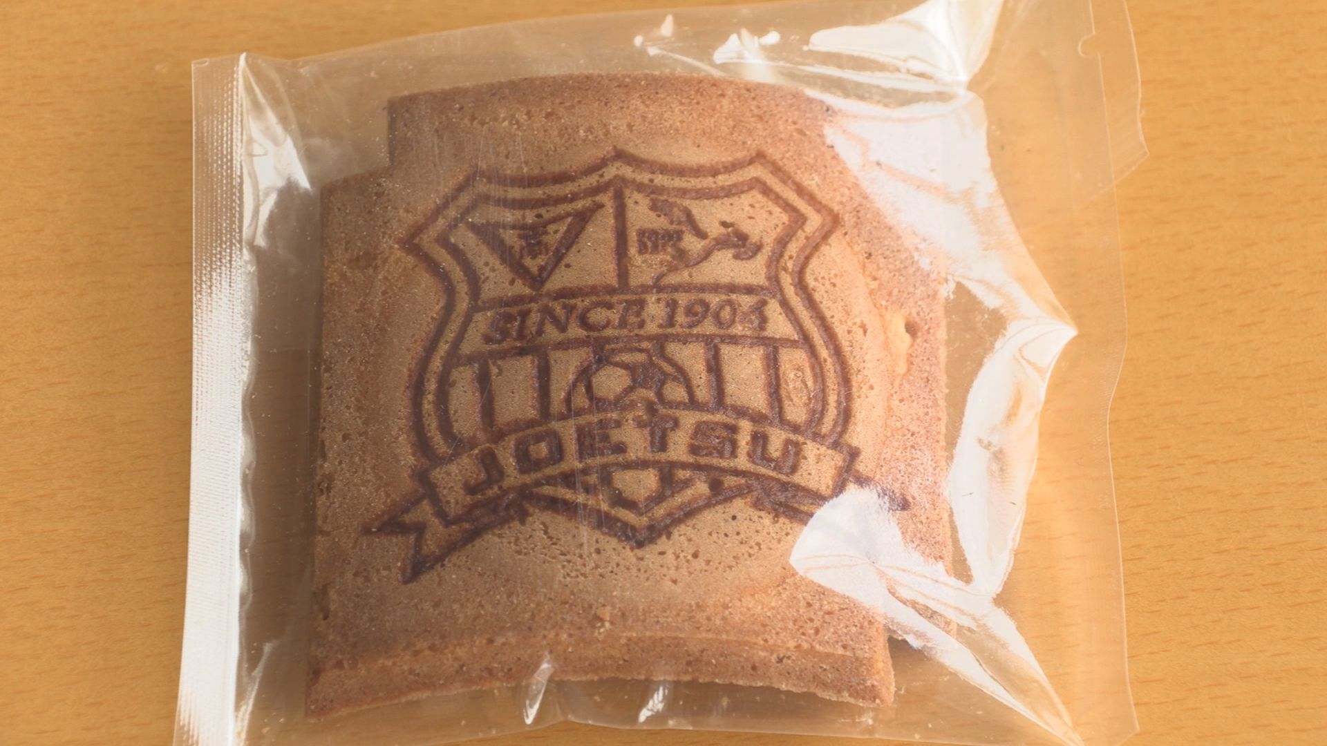 上越高校サッカー部を応援！エンブレム入り「瓦せんべい」栄喜堂菓子店が販売