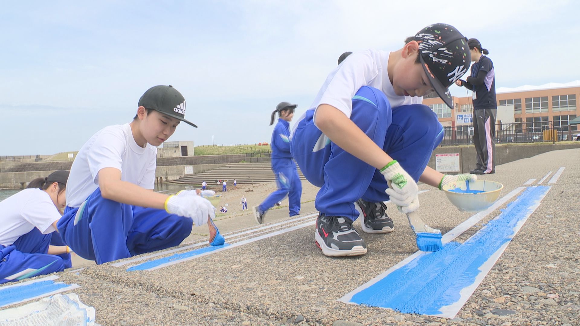 名立中生徒「道の駅 うみてらす名立」の砂浜で整備活動！