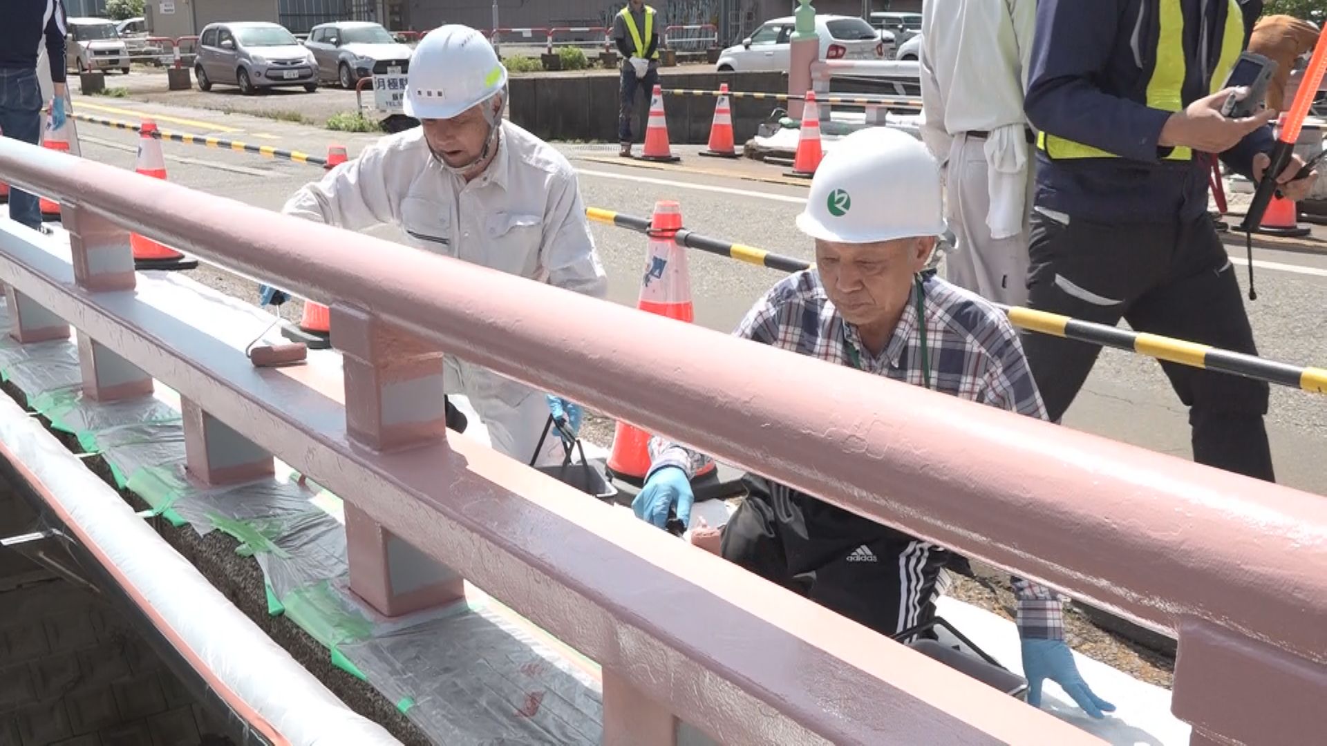 浄興寺大門通り「歓喜橋」36年ぶりに塗装作業