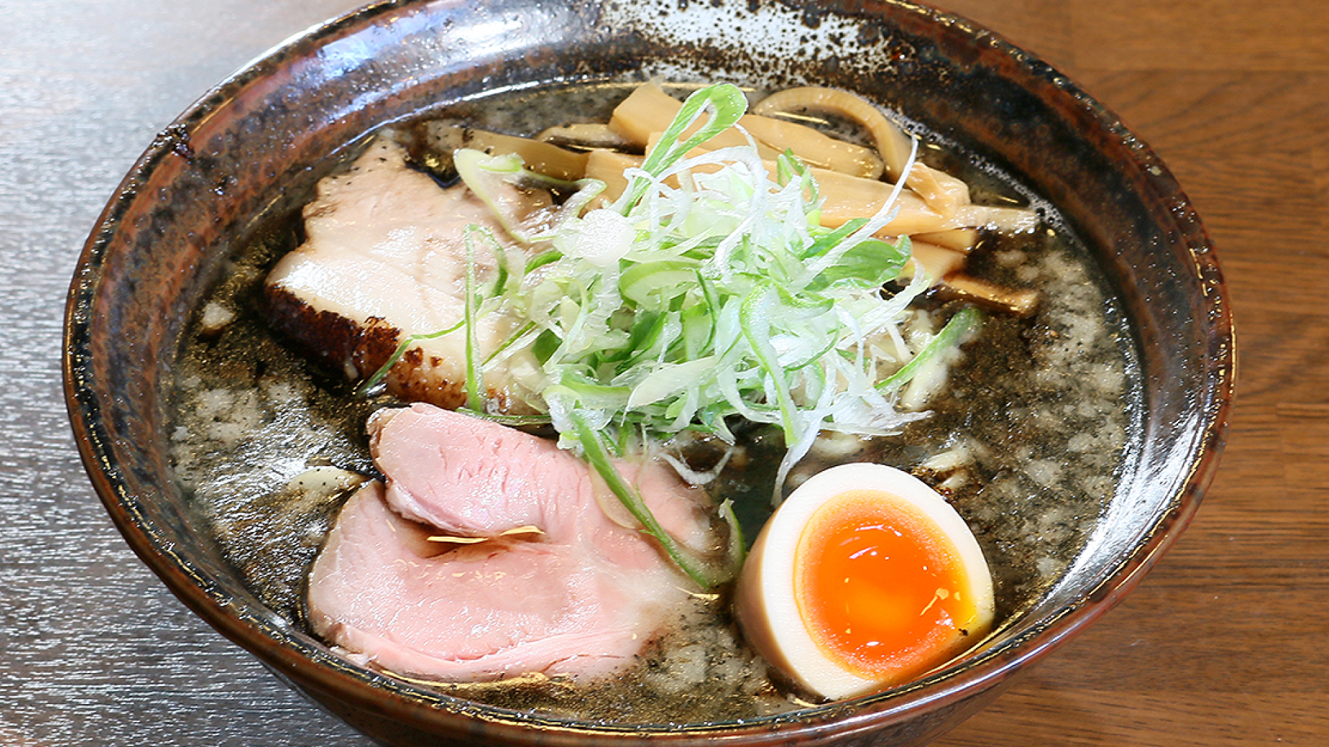 豚骨スープ×中太縮れ麺 ひと味違ったラーメン！「麺屋ゆげざんまい」