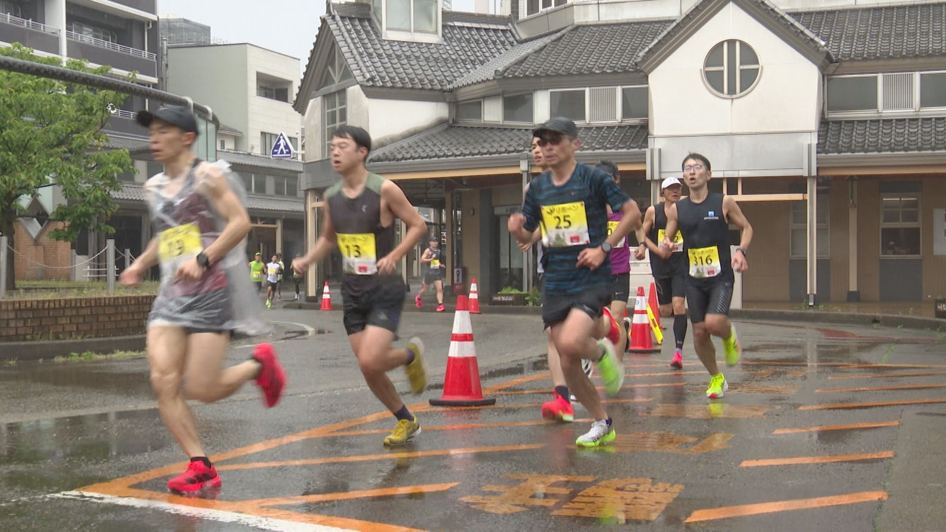 高田城ロードレース大会 2158人が雨にも負けず力走！