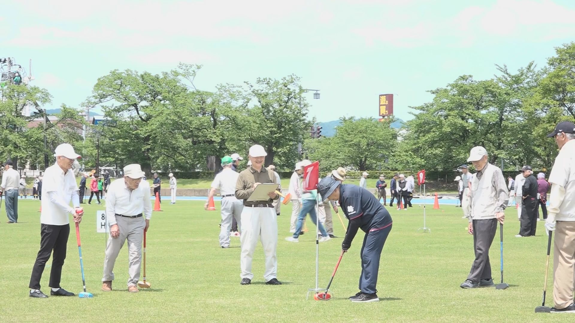 天気も気分も晴れ晴れ！シニアグラウンドゴルフ大会 110人が交流