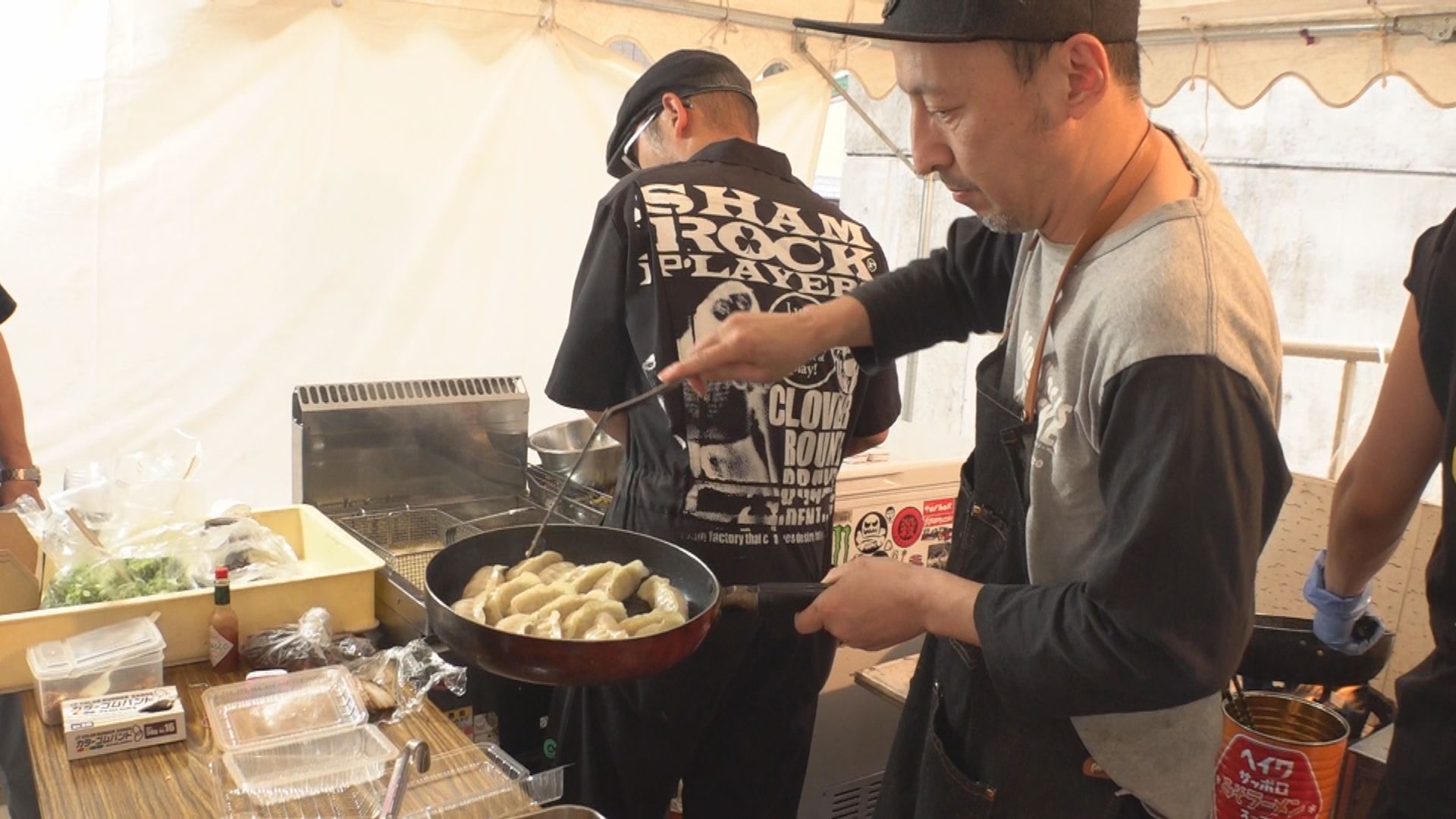 熱々のギョウザを食べ比べ！高田本町商店街で「餃子フェス」初開催