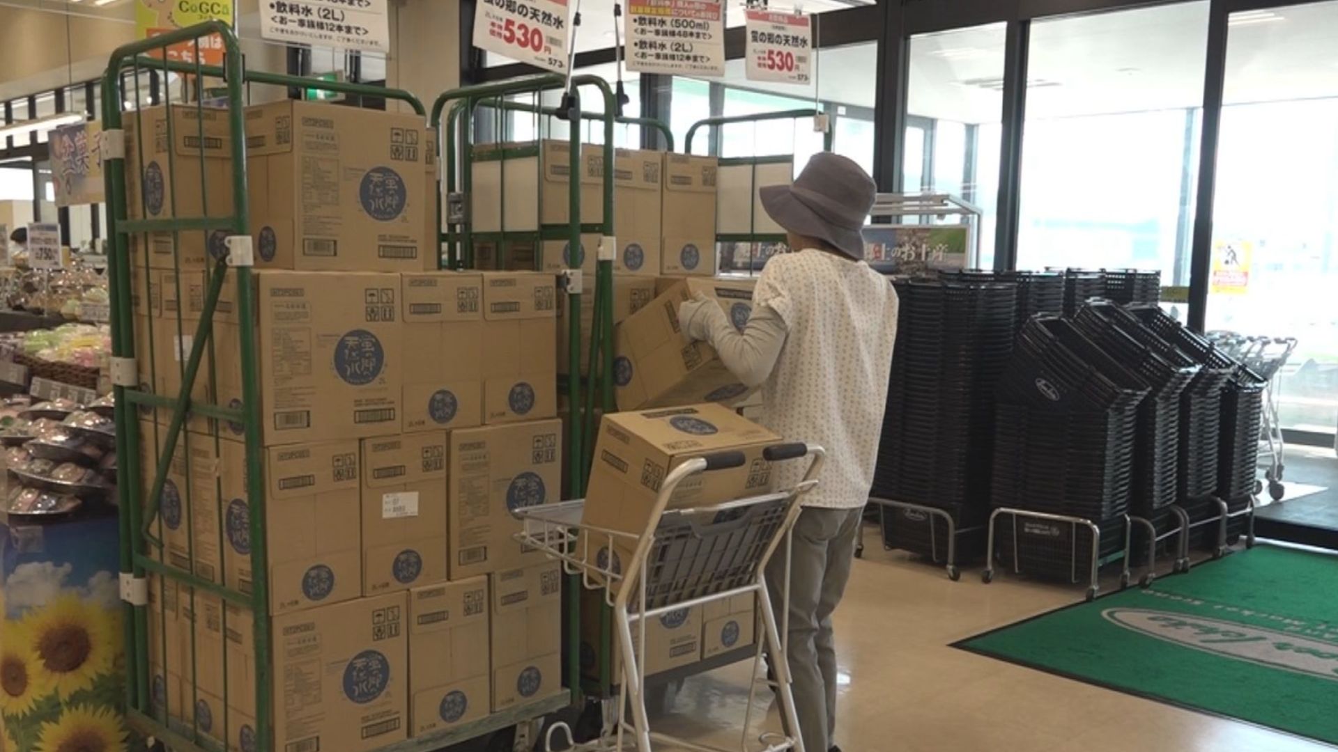 飲料水を買い求める人が急増  必要な分だけ購入を