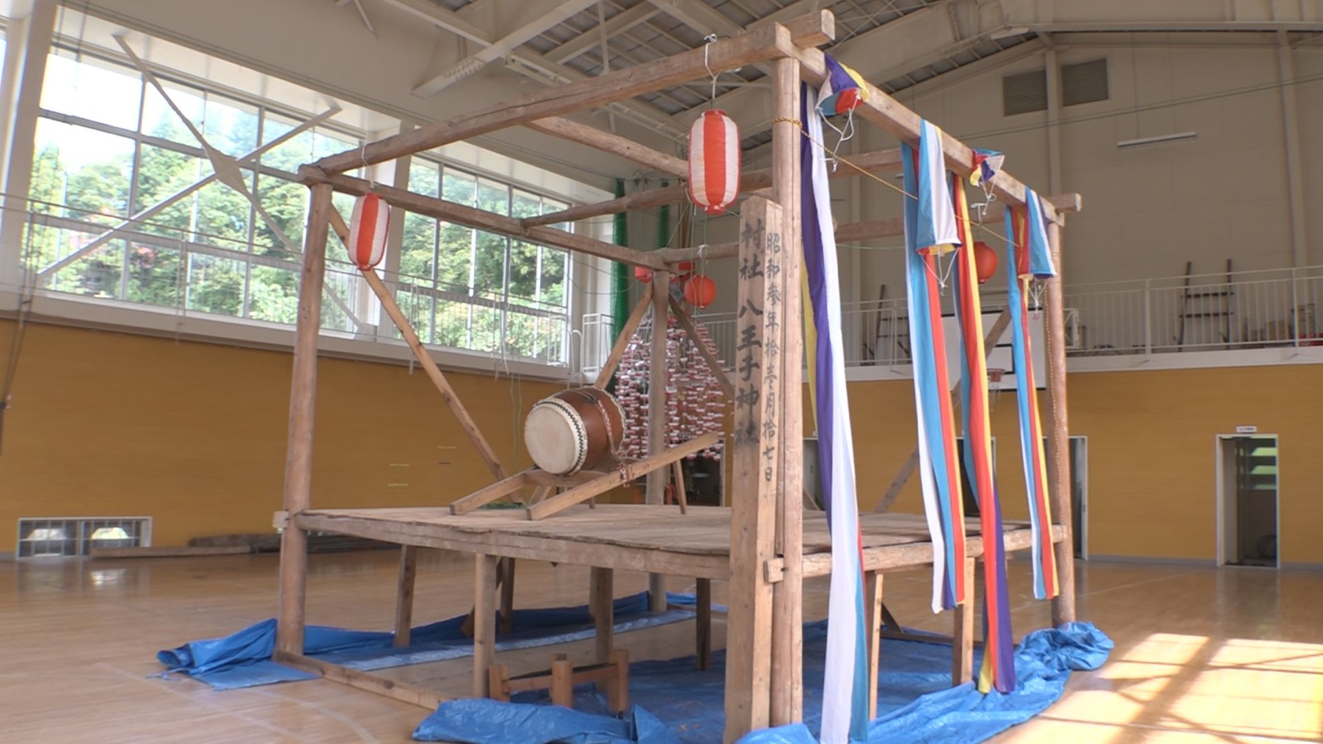 妙高市長沢地区 約70年ぶりに木製舞台を組み立て 秋祭りで披露　