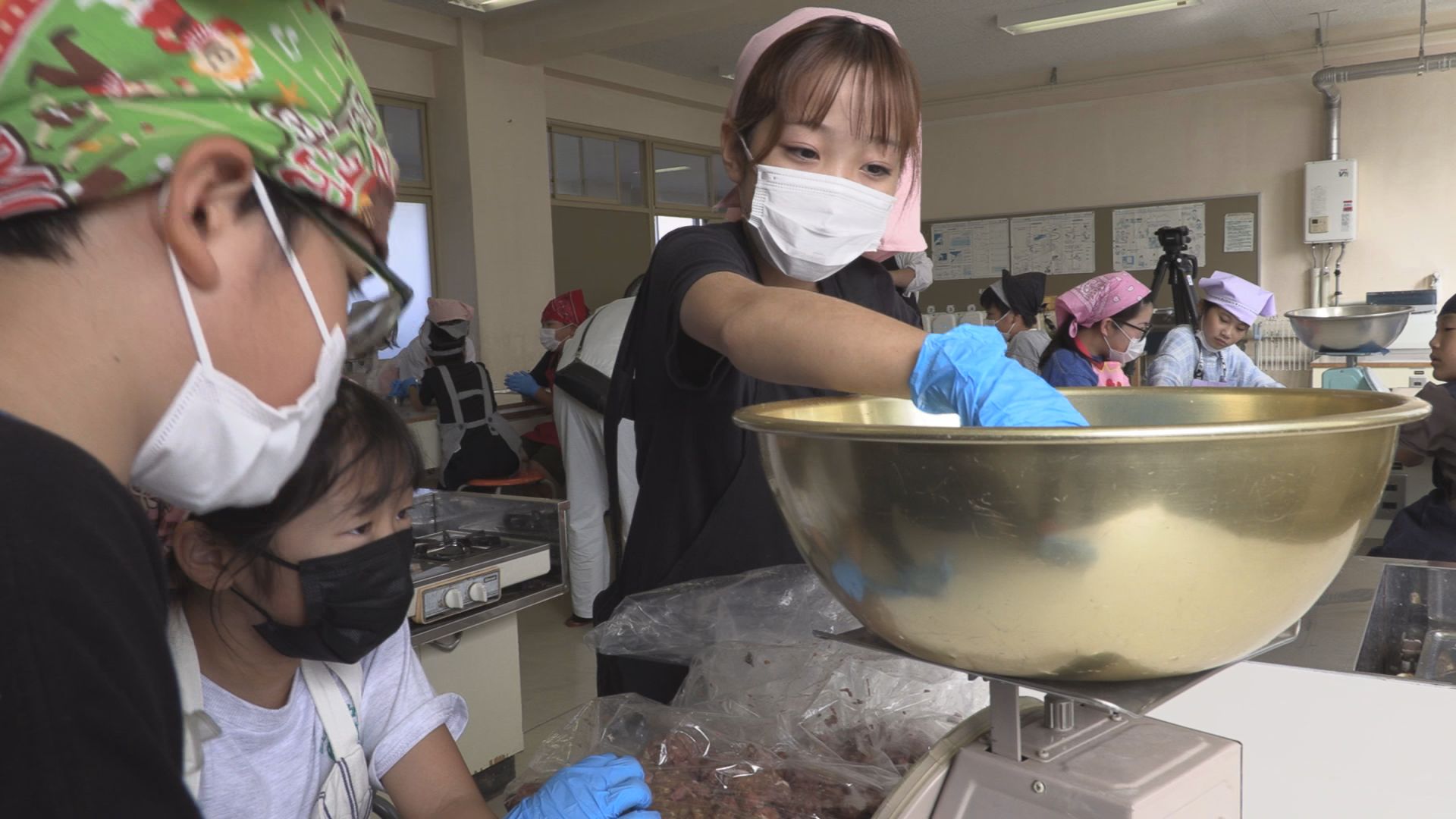 上越には良いものがいっぱい！ 八千浦小児童が魚醤づくり体験