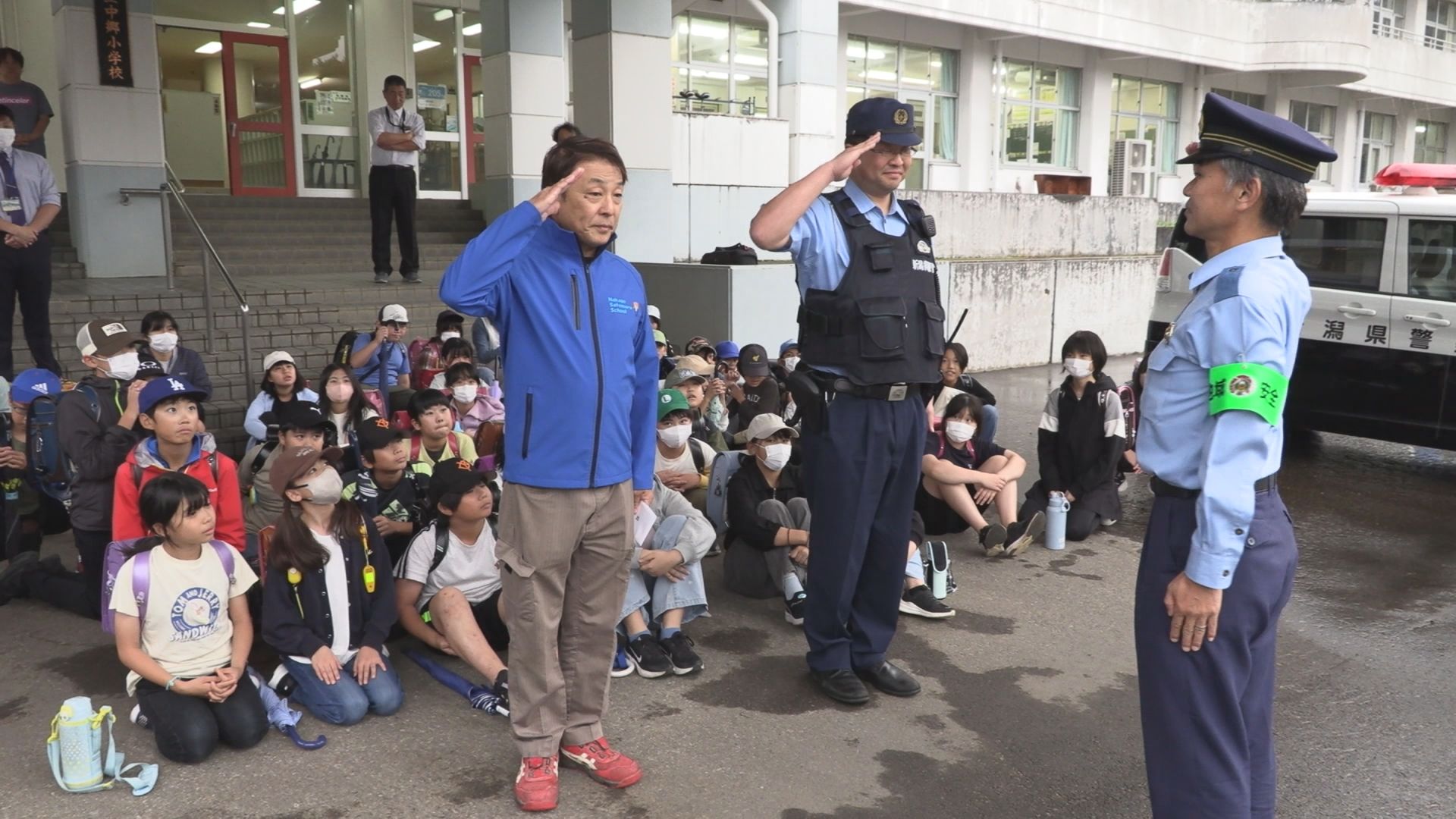 地域ぐるみで防犯！中郷小で防犯パトロール出発式