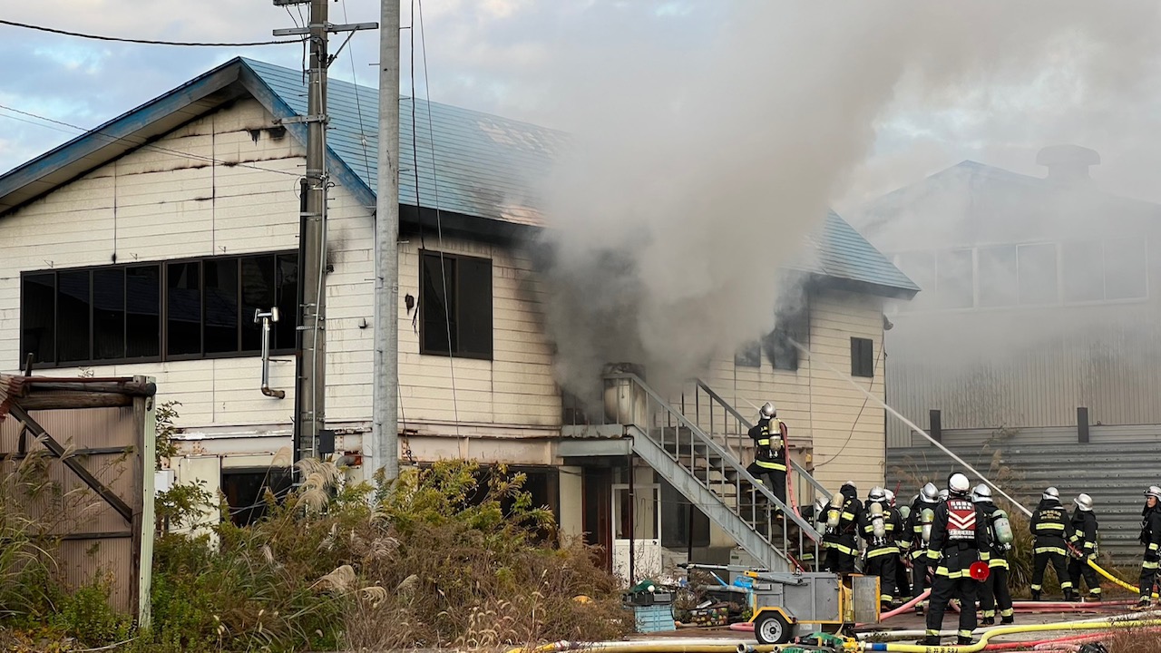 妙高市柳井田町 旧スクラップ工場の事務所で火災 けが人なし