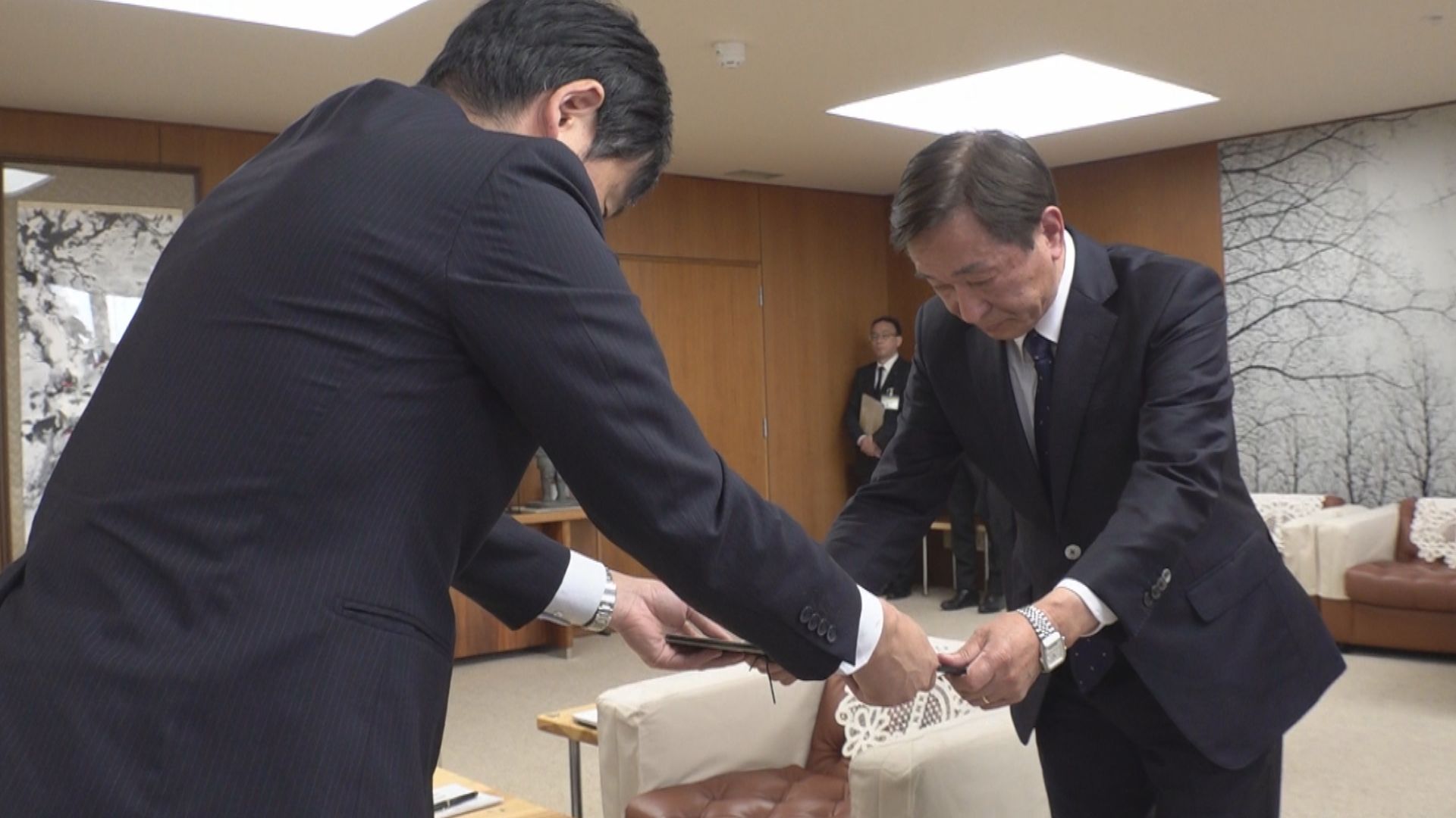 上越市長選挙で当選した小菅淳一さん 中川市長から業務引き継ぎ