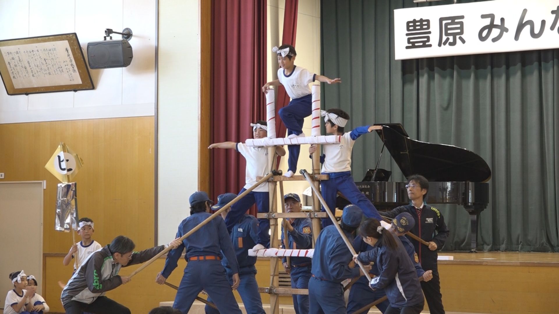 豊原小3年生が伝統の「はしごのぼり」披露