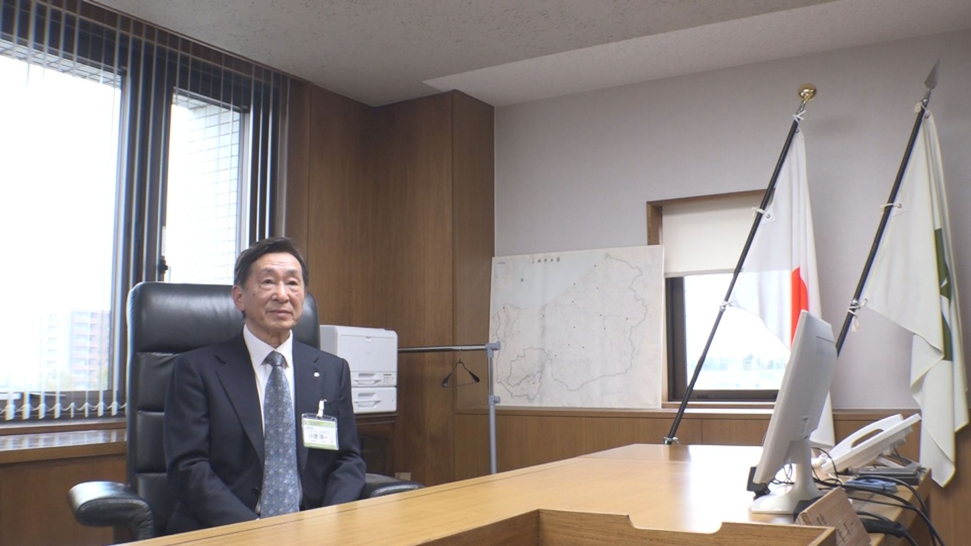 市民に寄り添い信頼回復へ 上越市 小菅新市長が初登庁