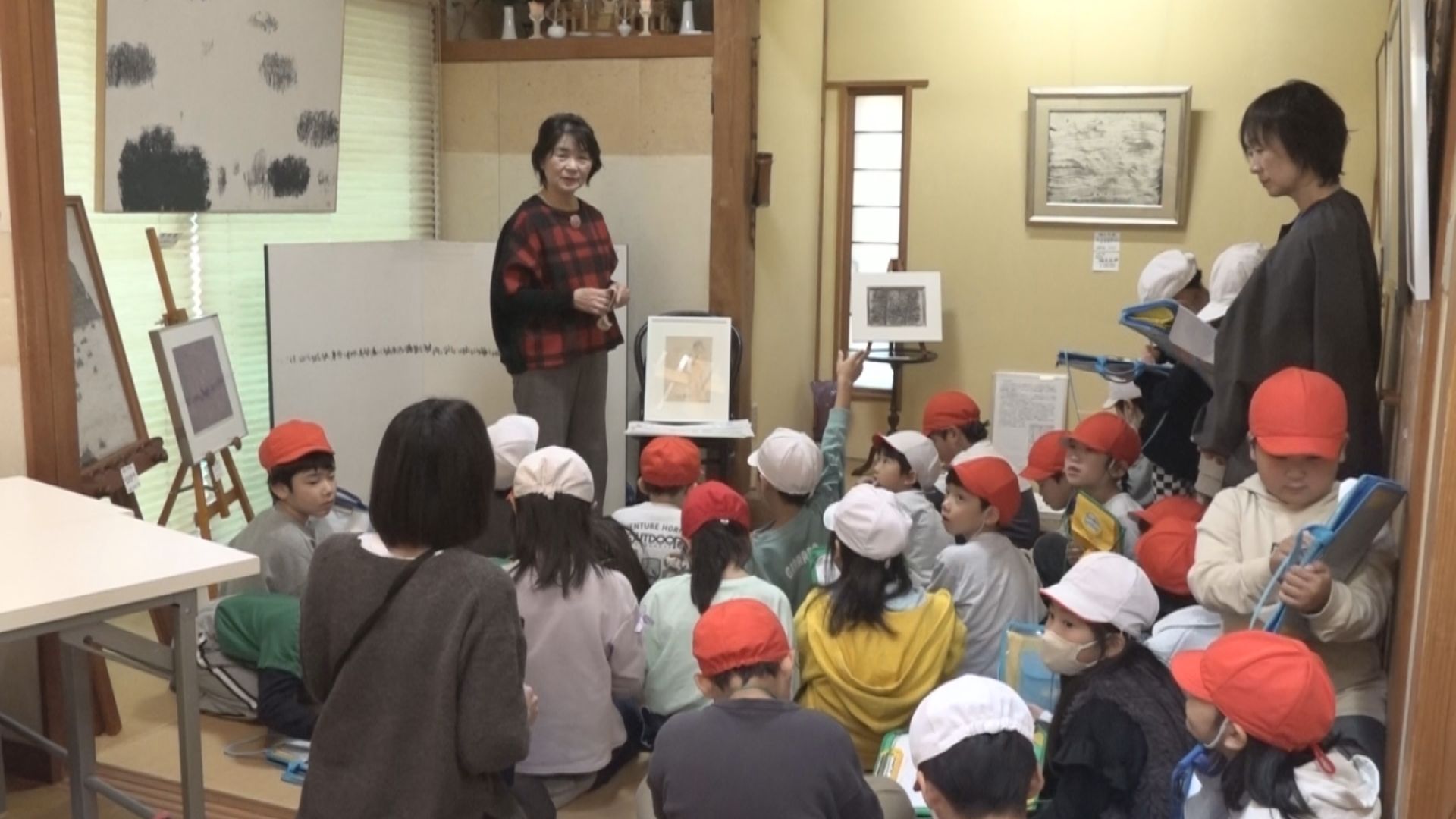三和小児童が地域探検「ギャラリー葵･夢庵」で富岡惣一郎の作品見学