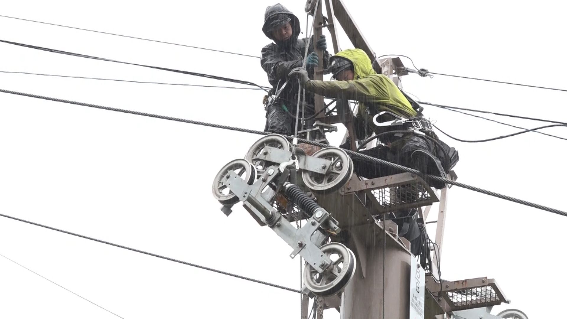 スキーシーズンを前に 金谷山スキー場でリフトの器具交換