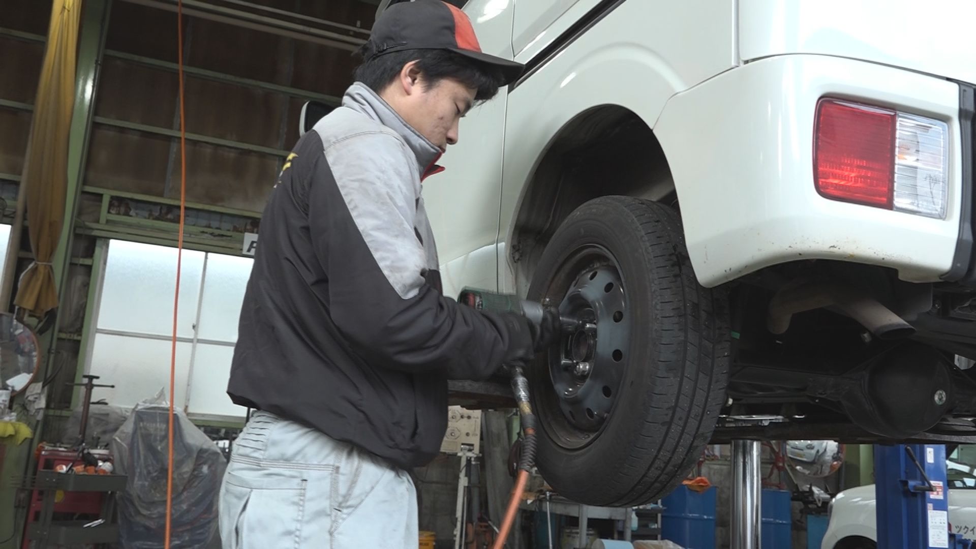 山沿いを中心に雪  急ピッチでタイヤ交換