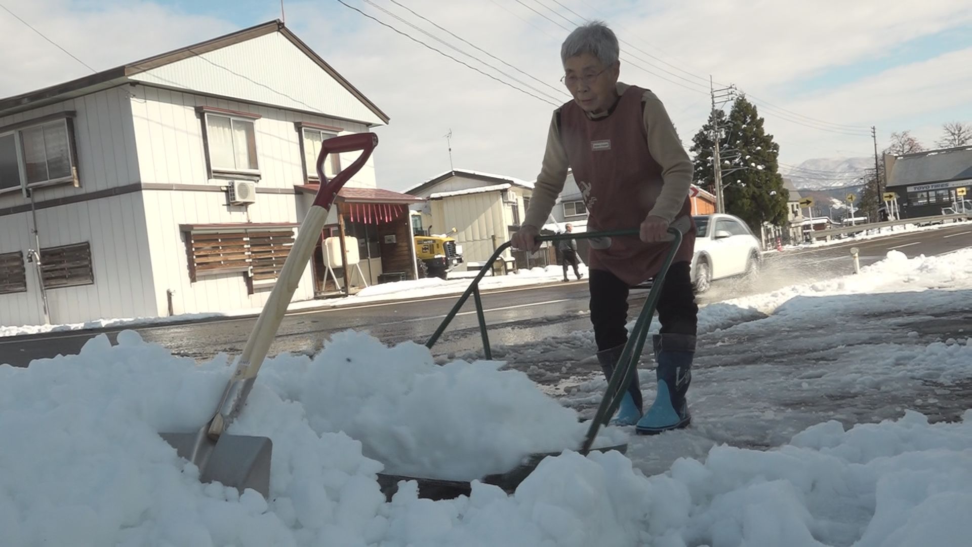 妙高市関山では積雪20センチ 住宅街では除雪作業も
