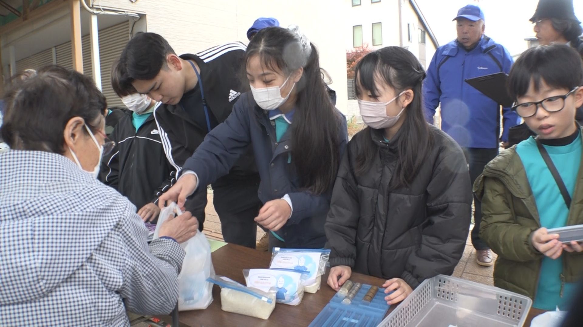 斐太北小5年生 朝市で育てたコメを販売