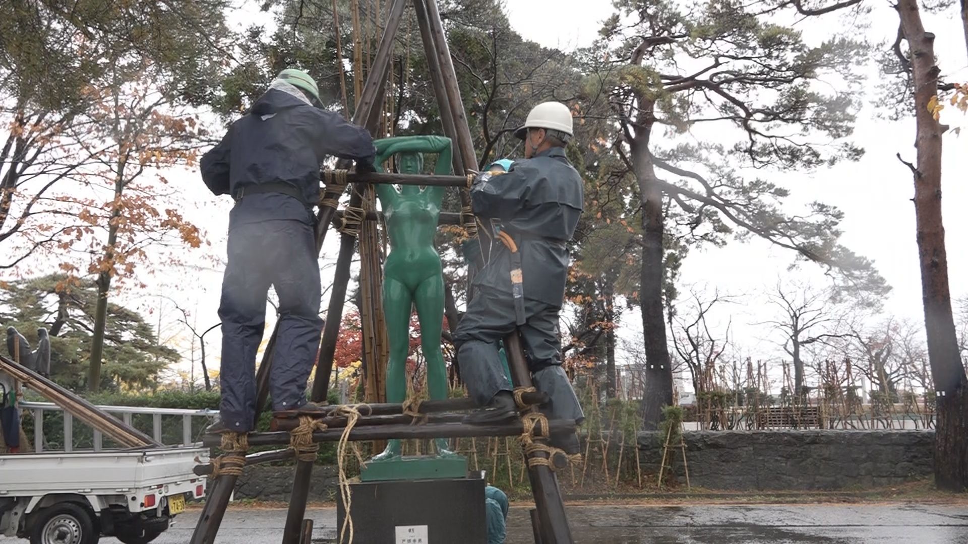 冬の風物詩  高田城址公園ブロンズ像 冬囲い始まる