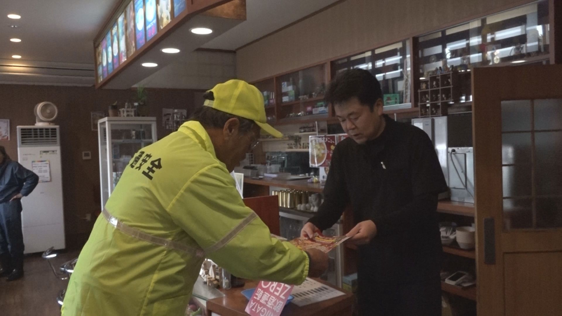 飲食店で飲酒運転防止を呼びかけ 妙高地区交通安全協会