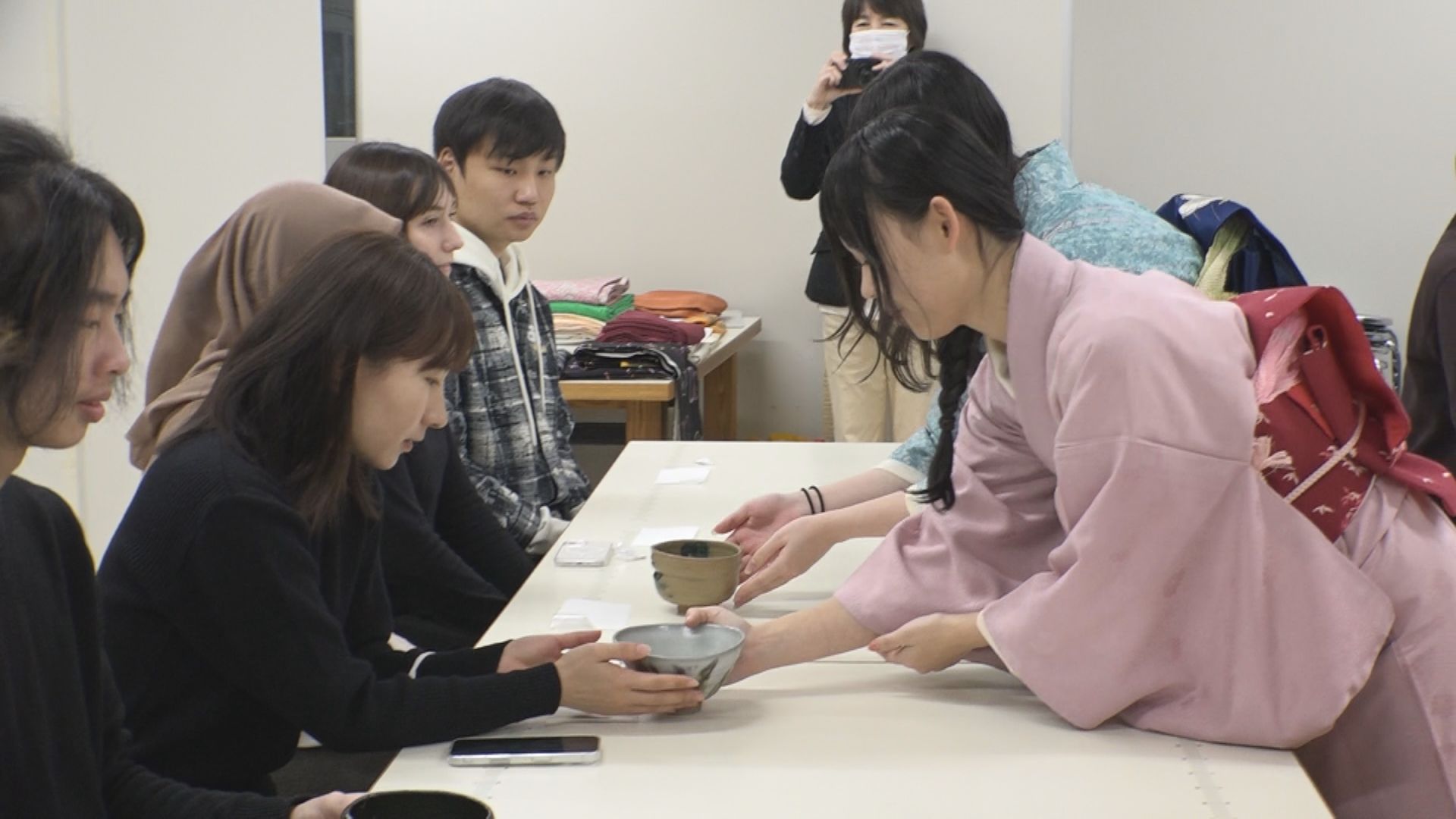 日本文化学ぶ関根学園生徒 留学生などを招いてお茶会