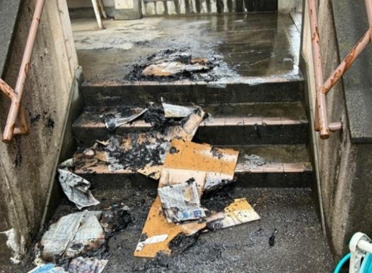 板倉地区公民館の裏口玄関で不審火  段ボールや新聞紙燃える