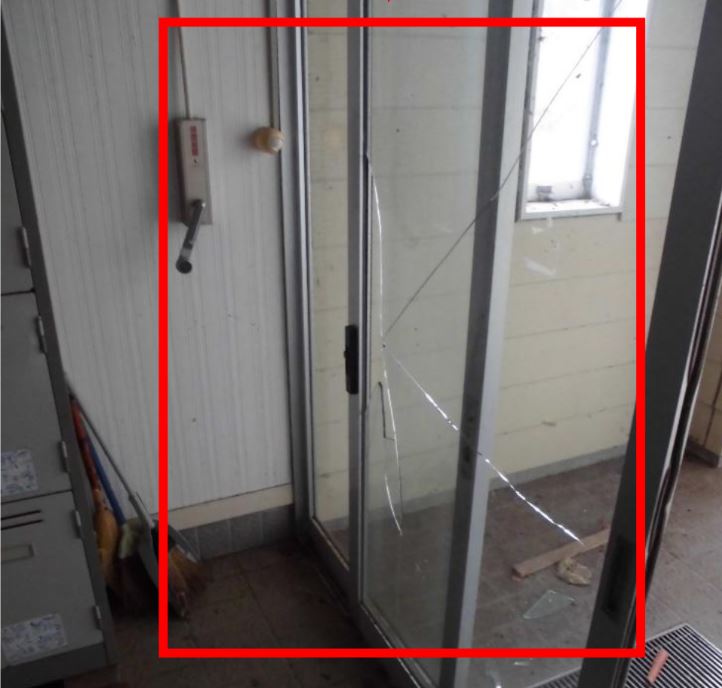 三和区宮崎新田「旧ひなた荘」入口窓ガラス割れる被害