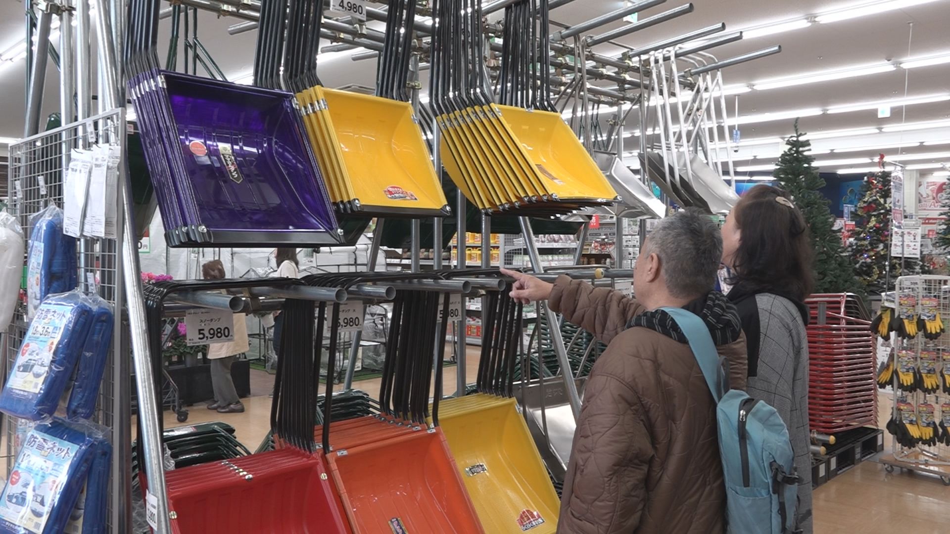 大雪予想で駆け込み準備  除雪用品の売行き昨シーズンの2.2倍