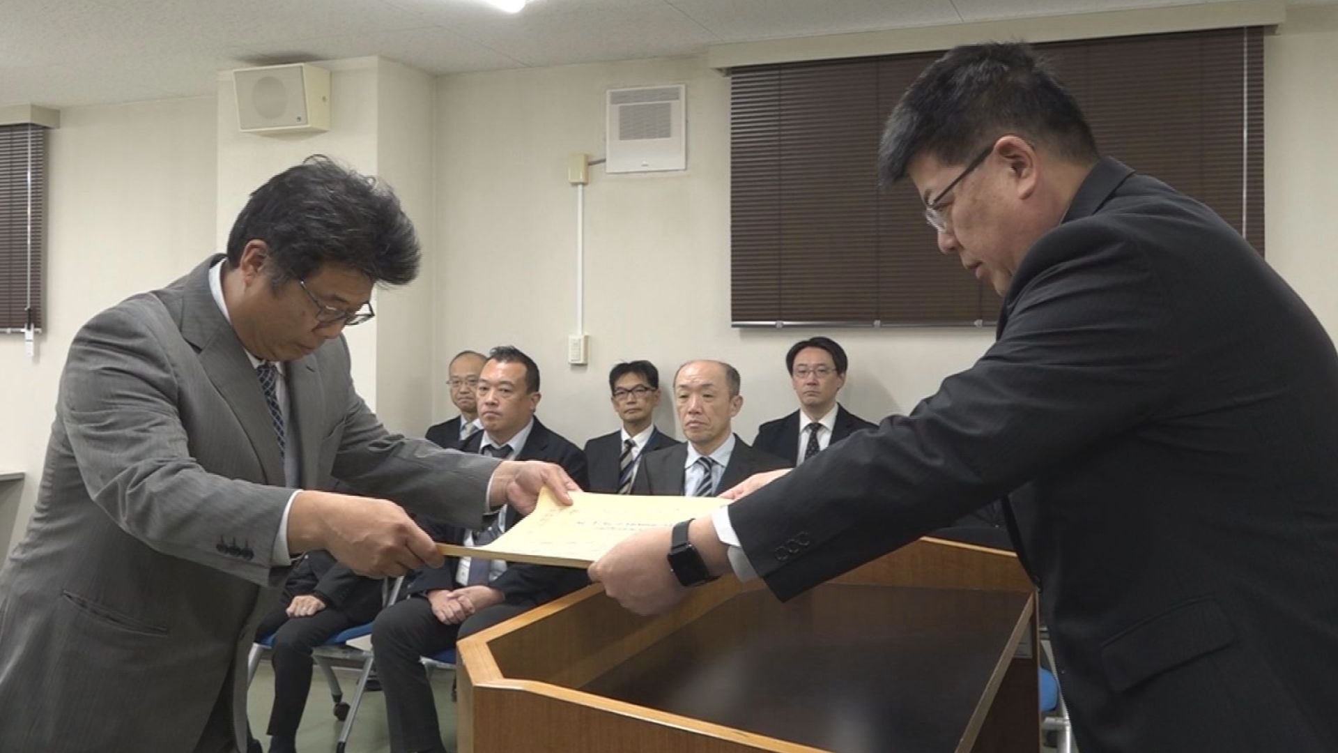 国道除雪に長年貢献  作業員に高田河川国道事務所から表彰状