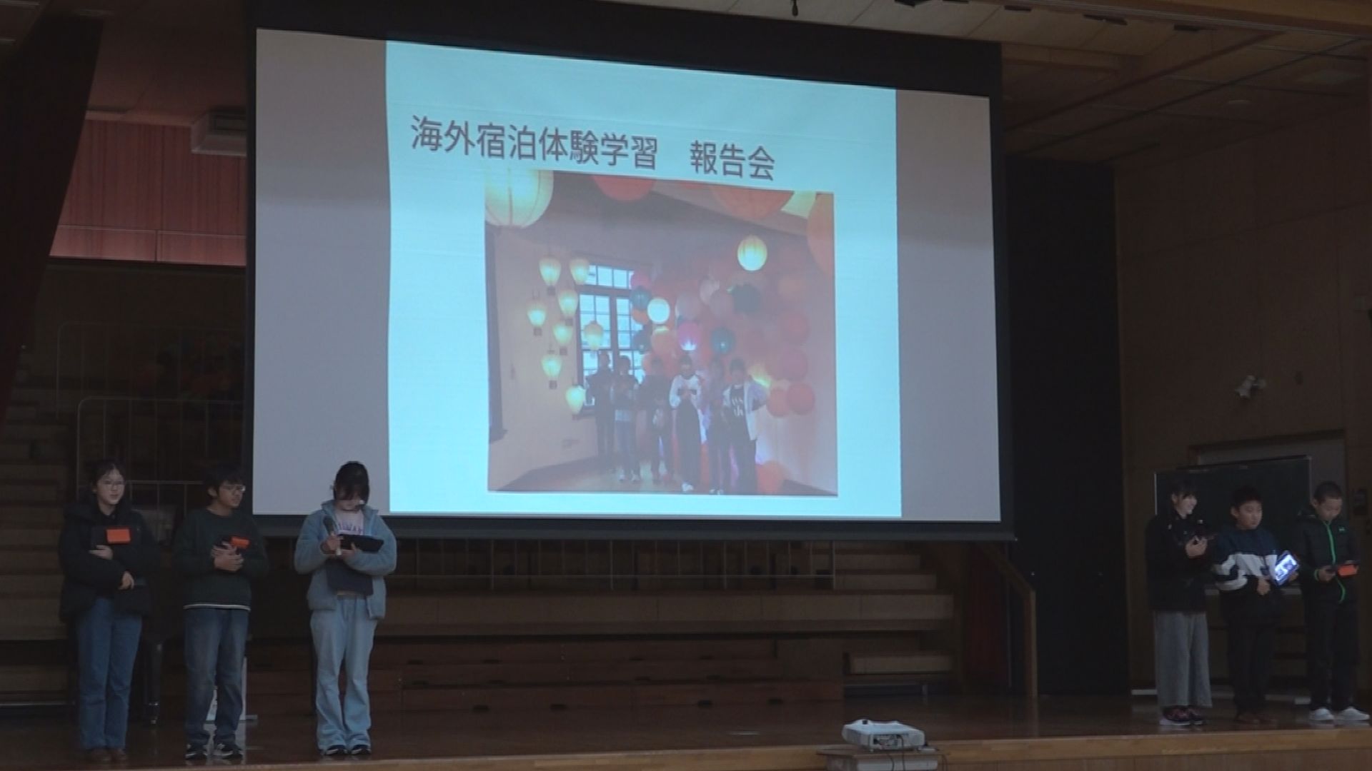 新井南小6年生 台湾で学んだことを城戸市長に報告