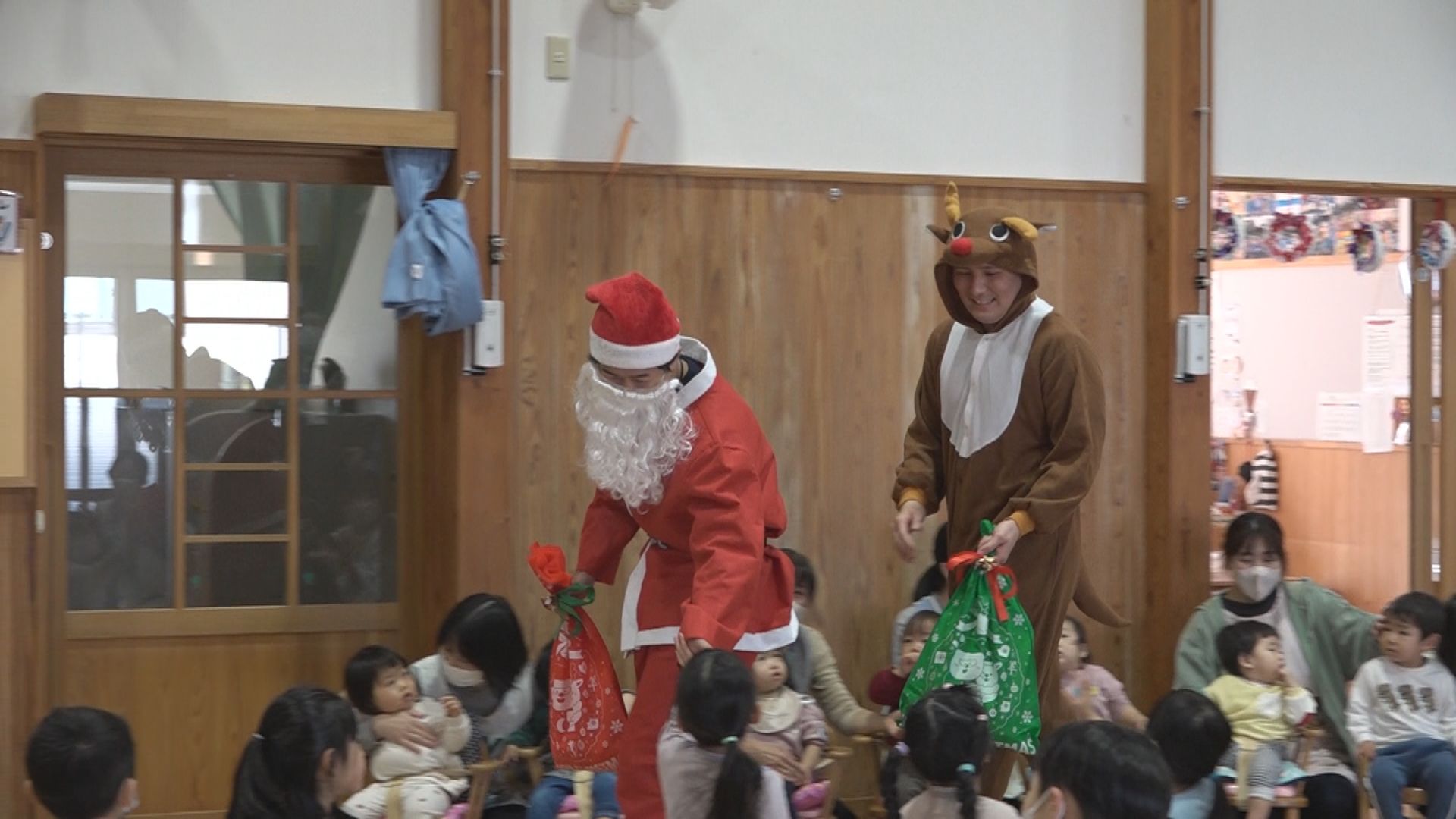 サンタと一緒に火の用心！ 名立たちばな保育園で防火学ぶイベント