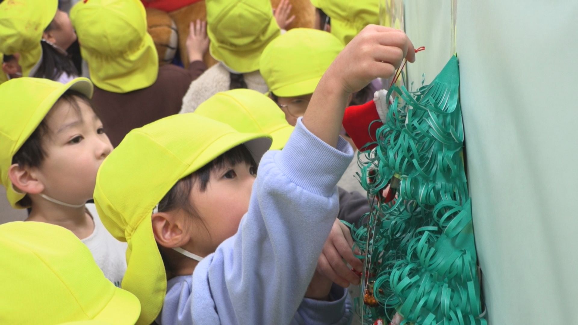 園児が飾り付け 新井郵便局にクリスマスツリー　