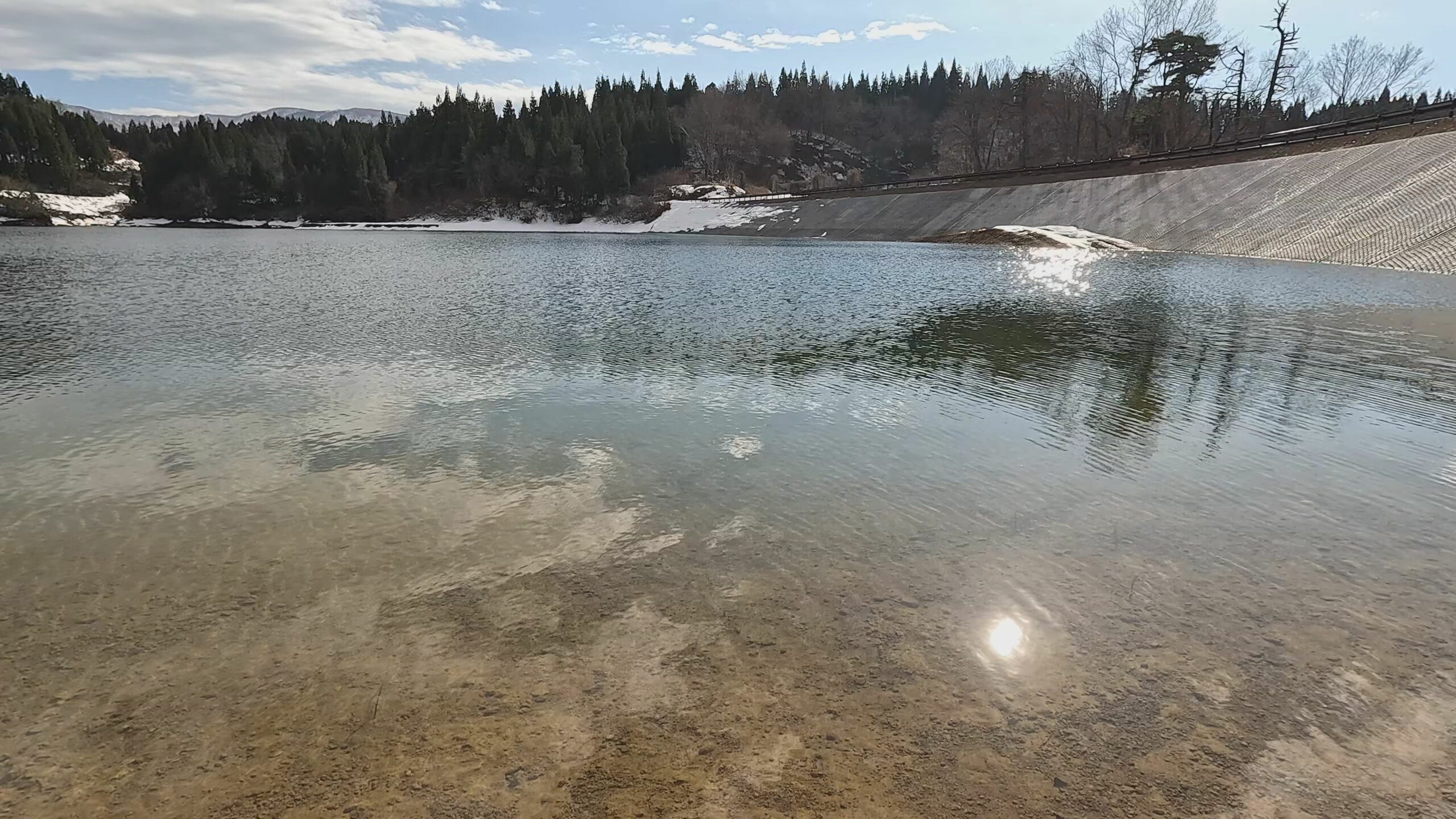 【動画】冬晴れの湖畔 坊ヶ池
