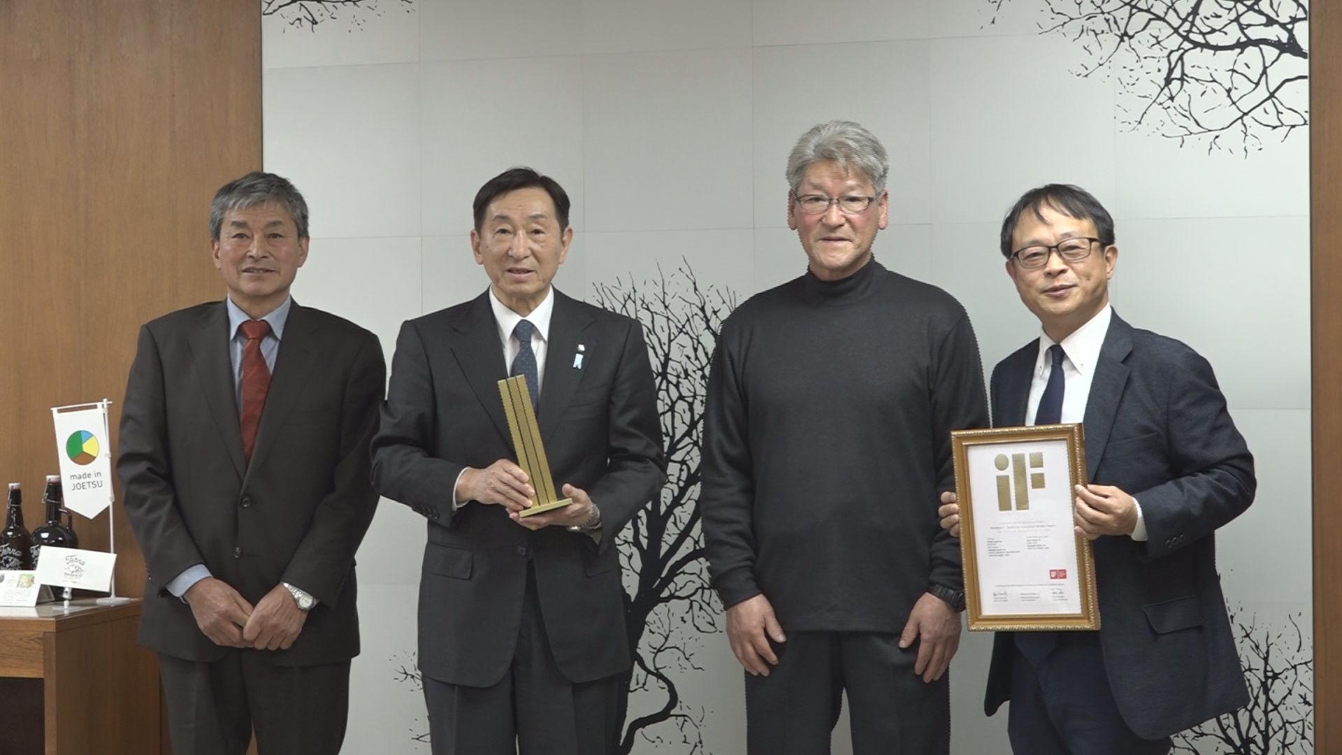 築100年以上の古民家を改修 国際的デザイン賞で最優秀賞 山岸建工が小菅市長に報告