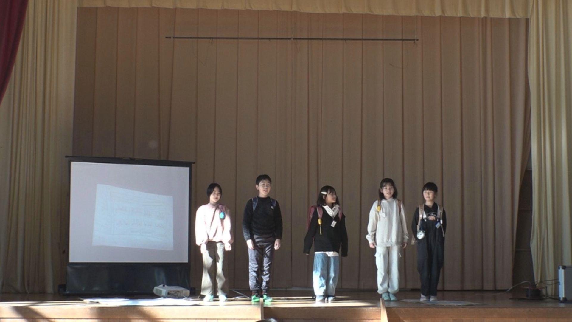 閉校した学校の歴史伝える 浦川原小4年生オリジナル劇を上演