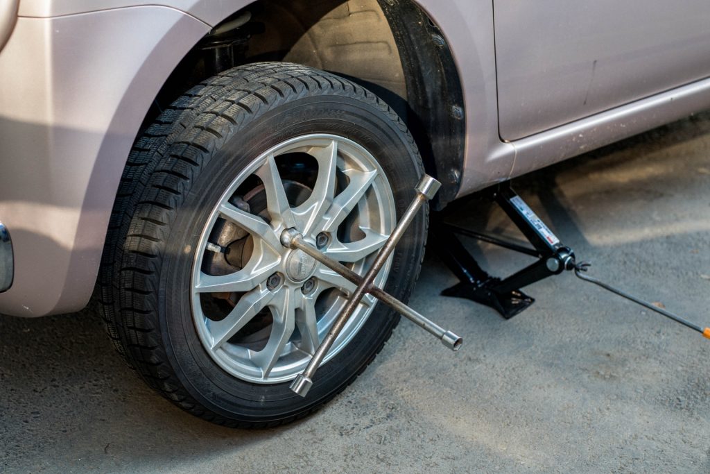 県内高速道路 小型車の15％が冬用タイヤ非装着 早めのタイヤ交換を！