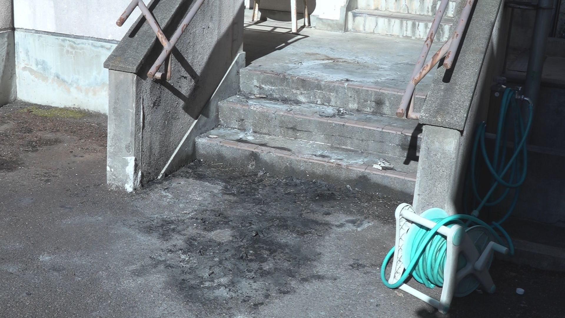 板倉地区公民館の裏口玄関で不審火  段ボールや新聞紙燃える