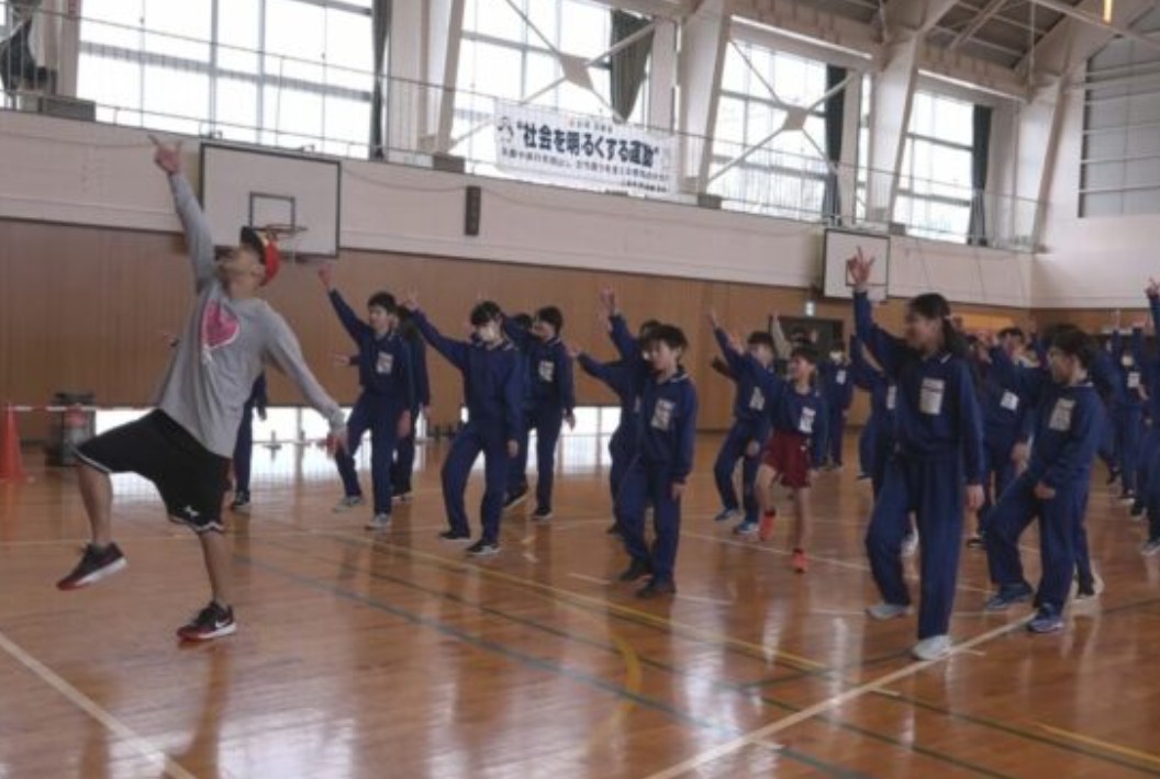 楽しく踊って体力アップ！  富岡小児童がダンスに挑戦