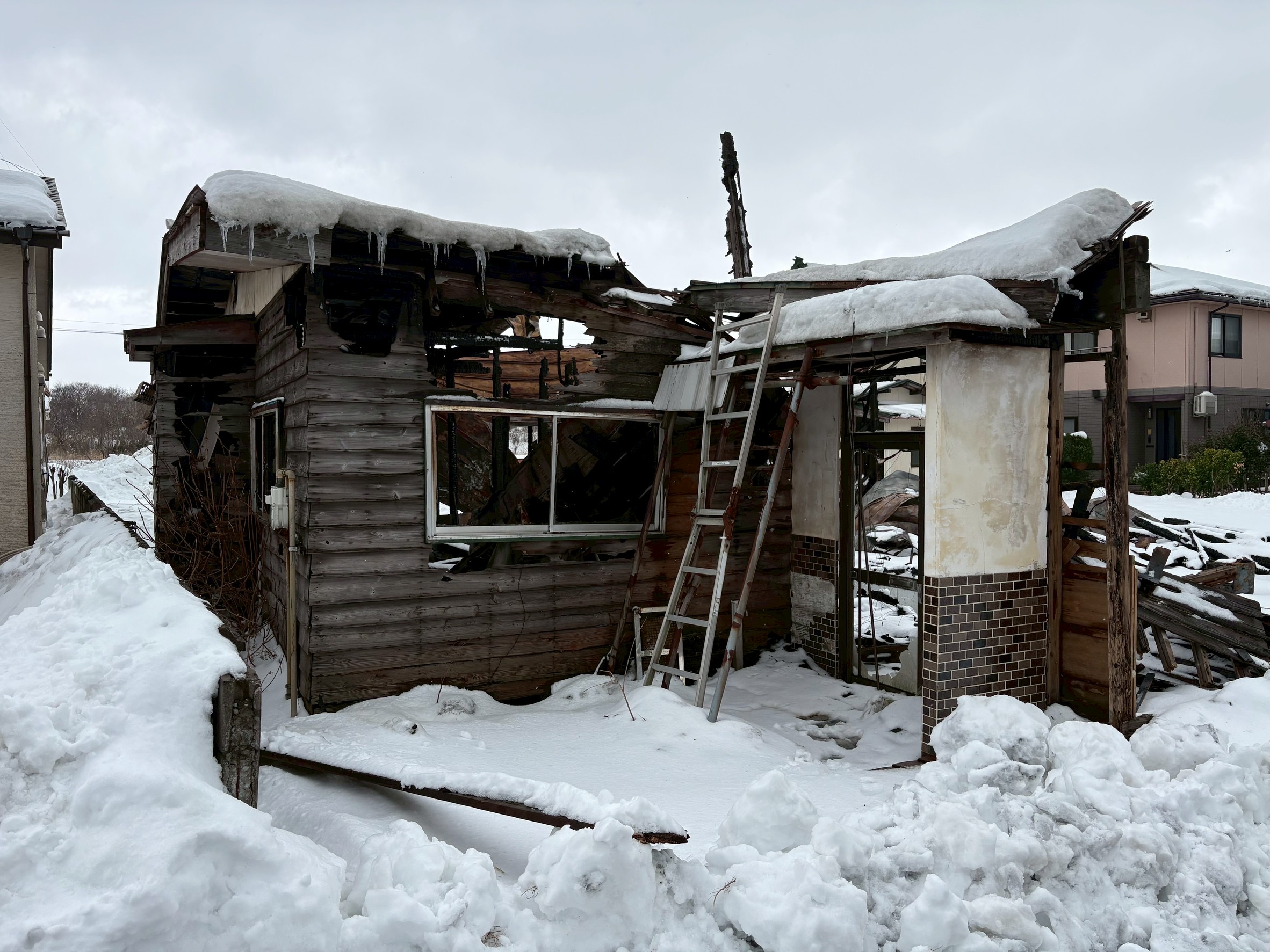 火災相次ぐ 柿崎区の住宅が全焼 焼け跡から1人の遺体発見